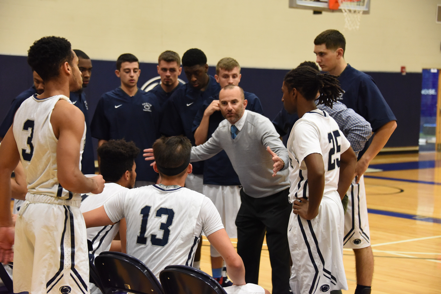 Men's Basketball split their games over the weekend